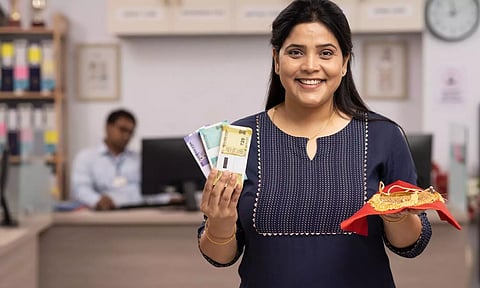 സ്വര്ണ പണയ സ്ഥാപനങ്ങളുടെ ചെവിക്കു പിടിച്ച് ആര്.ബി.ഐ, ഓഹരികള് ഇടിവില്