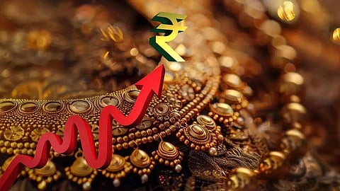 പൊന്നിന് കുതിപ്പില് അമ്പരന്ന് മലയാളികള്, ₹87,000 തൊട്ട് പവന് വില സര്വകാല റെക്കോഡില്, ഒറ്റയടിക്ക് 880 രൂപയുടെ വര്ധന, ഒരു മാസം മുമ്പ് വാങ്ങിയവര്ക്ക് നേട്ടം 9,360 രൂപ