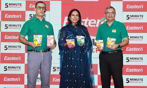 ഈസ്റ്റേണിന്റെ ആറ് പുതിയ ഉത്പന്നങ്ങള് ഓര്ക്ക്ല ഇന്ത്യ സി.ഇ.ഒ സഞ്ജയ് ശര്മ്മയുടെ സാന്നിധ്യത്തില് സി.എം.ഒ മനോജ് ലാല്വാനി, ഇന്നോവേഷന്സ് ഹെഡ് ശിവപ്രിയ ബാലഗോപാല് എന്നിവര് ചേര്ന്ന് പുറത്തിറക്കുന്നു.