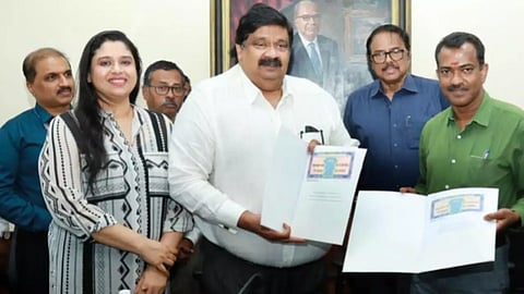 ഒപ്റ്റോ-ഇലക്ട്രോണിക് സൊല്യൂഷന്സ് വികസിപ്പിക്കുന്നതിന് കൊച്ചിന് ഷിപ്പ്യാര്ഡ് ലിമിറ്റഡുമായി സഹകരിക്കുന്നതിനുള്ള സമ്മതപത്രം ദീപു സുരേന്ദ്രനില് നിന്ന് നെസ്റ്റ് ഗ്രൂപ്പ് ചെയര്മാനും മാനേജിംഗ് ഡയറക്ടറുമായ എന്. ജഹാംഗീര് സ്വീകരിക്കുന്നു.