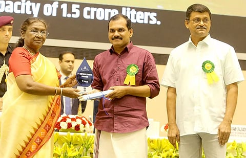ജലസംരക്ഷണത്തില് മാതൃക; ഇന്ത്യയിലെ മികച്ച പഞ്ചായത്തിനുള്ള അവാര്ഡ് ഏറ്റുവാങ്ങി പുല്ലമ്പാറ