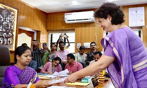 വയനാട് ഇളക്കി മറിച്ച് പ്രിയങ്ക; റോഡ് ഷോക്ക് പിന്നാലെ പത്രിക സമര്പ്പണം