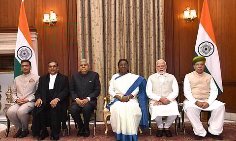 സുപ്രീംകോടതിയുടെ പുതിയ ചീഫ് ജസ്റ്റിസ് സഞ്ജീവ് ഖന്ന (ഇടത്തു നിന്ന് രണ്ടാമത്)ക്കൊപ്പം രാഷ്ട്രപതി ദ്രൗപതി മുര്മു, ഉപരാഷ്ട്രപതി ജഗ്ദീപ് ധന്കര്, പ്രധാനമന്ത്രി നരേന്ദ്രമോദി, സ്ഥാനമൊഴിഞ്ഞ ചീഫ് ജസ്റ്റിസ് ഡി.വൈ ചന്ദ്രചൂഡ്, നിയമമന്ത്രി അര്ജുന് റാം മേഘ്വാള് എന്നിവര് സത്യപ്രതിജ്ഞ ചടങ്ങിന് ശേഷം