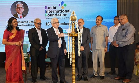 കൊച്ചി ഇന്റര്നാഷനല് ഫൗണ്ടേഷന്റെ ഉദ്ഘാടനം റിസര്വ് ബാങ്ക് ഗവര്ണര് ശക്തികാന്ത ദാസ് കൊച്ചിയിൽ നടന്ന ചടങ്ങിൽ നിര്വഹിക്കുന്നു. കിഫ് ചെയര്മാനും കേന്ദ്ര നഗര വികസന വകുപ്പ് മുൻസെക്രട്ടറിയും ഉത്തരാഖണ്ഡ് മുന് ചീഫ് സെക്രട്ടറിയുമായ ഡോ. എം. രാമചന്ദ്രന്, റിട്ട. ജസ്റ്റിസ് സതീശചന്ദ്രന്, മുന് ചീഫ് സെക്രട്ടറി പോള് ആന്റണി, ടി.സി.എസ് കേരള മേധാവി ദിനേഷ് പി തമ്പി, അഭിഭാഷകനായ മധു രാധാകൃഷ്ണന്, ധനം പബ്ലിക്കേഷന്സ് എക്സിക്യൂട്ടീവ് എഡിറ്റര് മരിയ ഏബ്രഹാം എന്നിവർ സമീപം