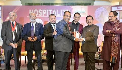 ഡല്ഹിയില് നടന്ന 19-ാമത് ആഗോള ടൂറിസം, ട്രാവല് ആന്ഡ് ഹോസ്പിറ്റാലിറ്റി അവാര്ഡ്സില് ശബരി ഗ്രൂപ്പിന്റെ കേരളത്തിലെ ഏറ്റവും മികച്ച ബൂടിക് റിട്രീറ്റിനുള്ള അവാര്ഡ് ബി.ജെ.പി മുന് ദേശീയ വൈസ് പ്രസിഡന്റ് ശ്യാം ജാജുവില് നിന്ന് കൊടുങ്ങല്ലൂരിലുള്ള വേദിക് വില്ലേജ് റിസോര്ട്ടിനു വേണ്ടി സി.ഇ.ഒയും ഡയറക്ടറുമായ സന്തോഷ് നായര് ഏറ്റുവാങ്ങുന്നു. ലണ്ടനിലെ സൗത്ത്വാര്ക്ക് ബറോ മുന് മേയറും നിലവിലെ കൗണ്സിലറുമായ സുനില് ചോപ്ര, മുന് കേന്ദ്ര ടൂറിസം, സാംസ്കാരിക വകുപ്പു മന്ത്രി കെ.ജെ അല്ഫോണ്സ് കണ്ണന്താനം, ബോളിവുഡ് സിനിമ നിര്മാതാക്കളായ അനില് ശര്മ, വിനോദ് ബച്ചന്, ഡല്ഹി ബി.ജെ.പി പ്രസിഡന്റ് വിരേന്ദ്ര സച്ദേവ എന്നിവര് സമീപം.