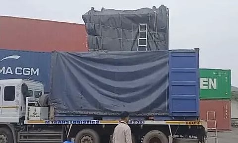 കോഴിക്കോട്ടെ ചിത്രചുമര് അബുദബിയിലെ ആര്ട്ട് സ്പേസിലേക്ക്; കയറ്റുമതി ചിലവ് 10 ലക്ഷം രൂപ