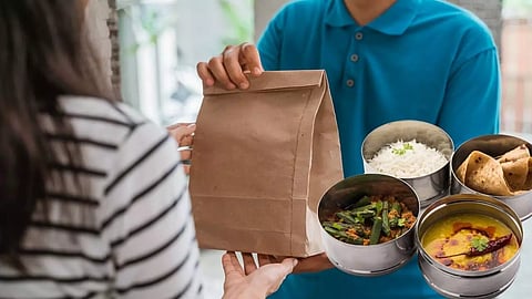 പൊതിച്ചോറ് വേണ്ട, ഓഫീസിലെത്തും, നല്ല നാടന് ഊണ്; നാട്ടിൻപുറങ്ങളിലും ട്രെൻഡ്