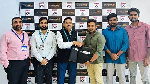 ഫാസ്റ്റ് ചാര്ജറുകളും ഒ.സി.പി.ഐ റോമിംഗും വിന്യസിപ്പിക്കാന് എച്ച്.പി.സി.എല്ലുമായി ചാര്ജ്മോഡിന്റെ ധാരണപത്രം കൈമാറുന്നു.