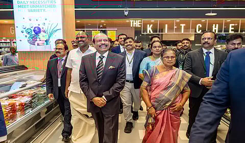 കൊല്ലം കൊട്ടിയം ഡ്രീംസ് മാളിലെ ലുലു ഡെയ്ലിയുടെ ഉദ്ഘാടനത്തിന് ശേഷം ലുലു ഗ്രൂപ്പ് ചെയര്മാന് എം.എ യൂസഫലിയും മുഖ്യാതിഥികളും സൂപ്പര്മാര്ക്കറ്റില്. മയ്യനാട് ഗ്രാമപഞ്ചായത്ത് പ്രസിഡന്റ് ജെ.ഷാഹിദ, ഡ്രീംസ് കോഓപറേറ്റീവ് സൊസൈറ്റി പ്രസിഡന്റ് എസ്. ഫത്തഹുദ്ദീന്, സെക്രട്ടറി ബെന്നിജോണ്, മയ്യനാട് ഗ്രാപമപഞ്ചായത്ത് വാര്ഡ് മെമ്പര് സോണി പി, ലുലു ഗ്രൂപ്പ് എക്സിക്യൂട്ടീവ് ഡയറക്ടര് എം.എ അഷറഫ് അലി തുടങ്ങിയവര് സമീപം.