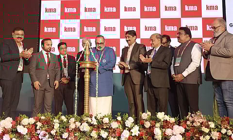 കെഎംഎ വാര്ഷിക മാനേജ്മെന്റ് കണ്വന്ഷന് കൊച്ചിയില് രാജീവ് ചന്ദ്രശേഖരന് ഉദ്ഘാടനം ചെയ്യുന്നു. ഡോ. അനില് ജോസഫ്, ക്യാപ്റ്റന് ഇബ്രാഹിം അല്ബ്ലൂഷി, അള്ജിയേഴ്സ് ഖാലിദ്, ബിബു പുന്നൂരാന്, കെ ഹരികുമാര്, എ ബാലകൃഷ്ണന്, ദിലീപ് നാരായണന്, കെ അനില് വര്മ, ലേഖ ബാലചന്ദ്രന് എന്നിവര് സമീപം