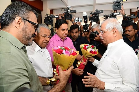 നയപ്രഖ്യാപന പ്രസംഗത്തിന് എത്തിയ ഗവര്ണര് രാജേന്ദ്ര വിശ്വനാഥ് അര്ലേകറെ നിയമസഭ മന്ദിരത്തില് സ്പീക്കര് എ.എന് ഷംസീര്, മുഖ്യമന്ത്രി പിണറായി വിജയന്, മന്ത്രി എം.ബി രാജേഷ് എന്നിവര് ചേര്ന്ന് സ്വീകരിച്ചപ്പോള്