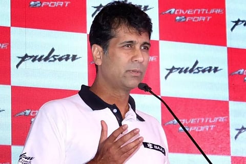 വാക്സിന് എത്തുവോളം വീട്ടില് ഇരുന്നാല് വേതനം എങ്ങനെ കിട്ടും? - രാജീവ് ബജാജ്