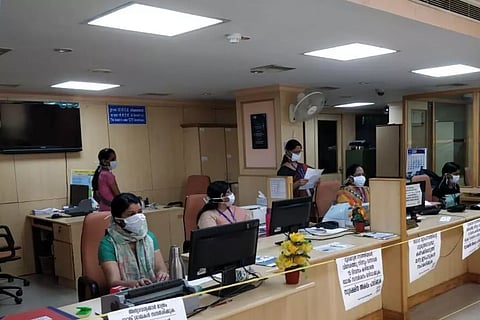 സാധാരണ പ്രവര്ത്തന സമയത്തിലേക്ക് മാറി ബാങ്കുകള്; പണം പിന്വലിക്കുന്നതില് പുതിയ മാറ്റങ്ങള്