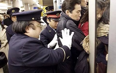 ലോകത്തേറ്റവും വിചിത്രമായ 10 ജോലികൾ, ശമ്പളം കേട്ടാൽ ഞെട്ടും!