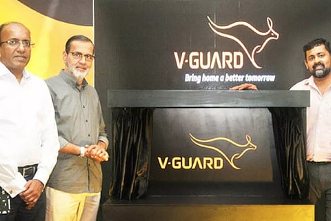 മിഥുന് കെ. ചിറ്റിലപ്പള്ളി പുതിയ ലോഗോ അനാവരണം ചെയ്യുന്നു