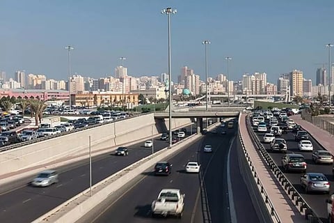 നാട്ടുകാര്ക്കു തൊഴില് വേണം: പകുതിയിലേറെ വിദേശികളെ ഒഴിവാക്കുമെന്ന് കുവൈത്ത്