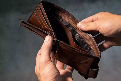 ലക്ഷം ശമ്പളം വാങ്ങുന്ന ഒരാളുടെ കഥ പറയാം; ഇയാളെങ്ങനെ ഗുണം പിടിക്കും?