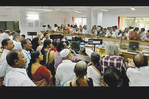 അഞ്ച് ലക്ഷം വരെയുള്ള ബില്ലുകള് മാറാന് ട്രഷറികള്ക്ക് അനുമതി