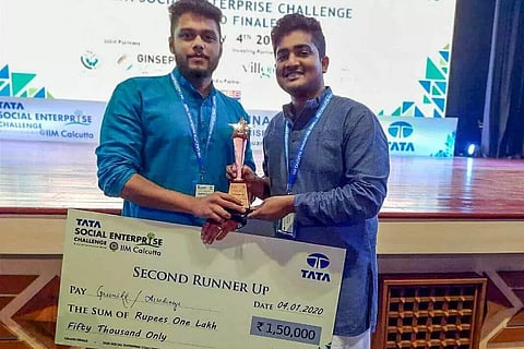 'പപ്പായ സ്ട്രോ'യുമായി യുവ സംരംഭകര്