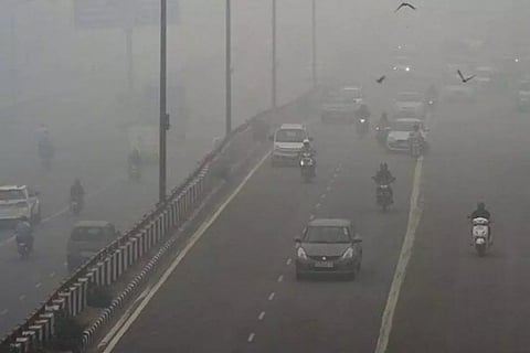 ഡല്ഹി വായുമലിനീകരണം: വിമാന സര്വീസുകളില് അനിശ്ചിതത്വം, വാഹനങ്ങള്ക്കു കര്ശന നിയന്ത്രണം