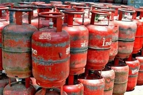 പാചക വാതക വില 76 രൂപ വര്ദ്ധിപ്പിച്ചു