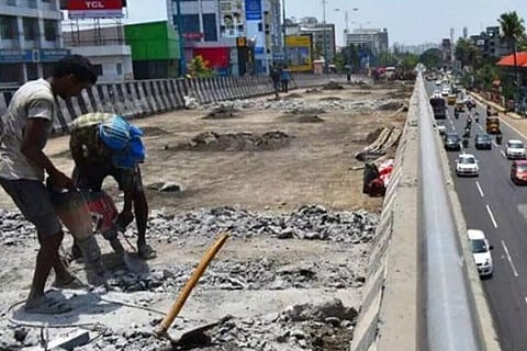 പാലാരിവട്ടം പാലം പൊളിക്കുന്നതിനു ഹൈക്കോടതിയുടെ ഇടക്കാല വിലക്ക്