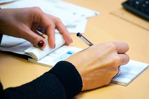 ചെക്കുകള് 5 ലക്ഷത്തിന് മുകളിലായാല് 'പോസിറ്റീവ് പേ' വഴി മാത്രം ഇടപാടുകള്; ഓഗസ്റ്റ് മുതല് നിയമം വരും