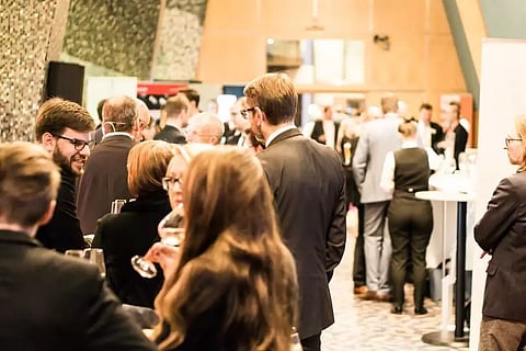 അപരിചിതരെക്കൊണ്ട് നിറഞ്ഞ മുറിയിലേക്ക് കയറിച്ചെല്ലുമ്പോൾ എന്തു ചെയ്യണം?