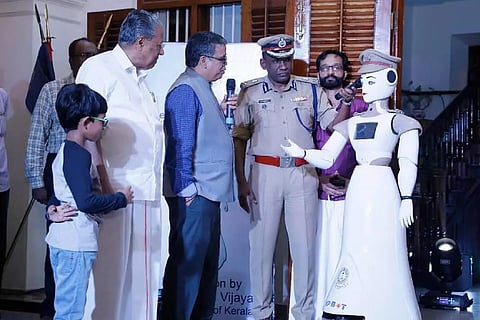 കൈനീട്ടി സ്വീകരിക്കും, മേധാവികള്ക്ക് സല്യൂട്ടടിക്കും, കേരള പോലീസ് റോബോട്ട് എത്തി
