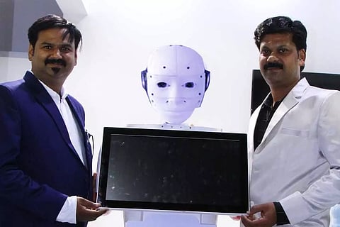 വരുന്നു ഷോറൂം മാനേജറായി ‘റോയ’ റോബോട്ട്