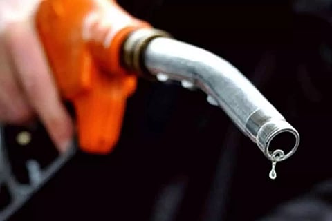 കേന്ദ്രം 2.50 രൂപ കുറച്ചു; പലയിടത്തും ഇന്ധനവില 5 രൂപ വരെ കുറഞ്ഞു