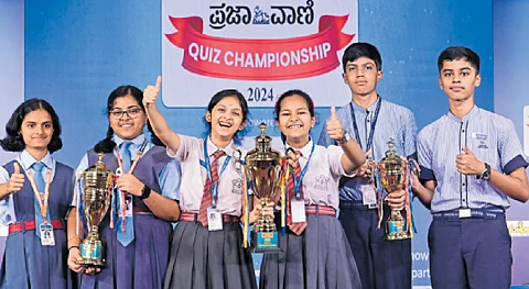 Niyati Jois and Rhythm Srivastava of Army Public School, Bengaluru, (centre) emerged champions in the final of Prajavani Quiz Championship 2024 held in Bengaluru on Monday. Manasi Shyam and Brinda Satyapriya of Taralabalu Jagadguru High School, Davangere (left), clinched second prize while J Chinmay and S Chirag of Excel Public School, Mysuru, bagged third prize.