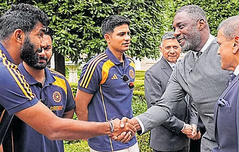 Idris Elba (second from right) – actor, musician and founder of the Elba Hope Foundation – chats with Jasprit Bumrah (left), Rishabh Pant and Shubman Gill (centre).