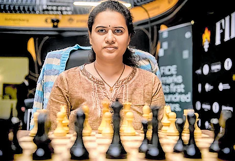 Grandmaster Koneru Humpy held China’s Tingjie Lei to a comfortable draw with black pieces, while Divya Deshmukh’s solid defence frustrated former women’s world champion Zhongyi Tan in the first game of the FIDE Women’s World Cup semifinals here on Tuesday.