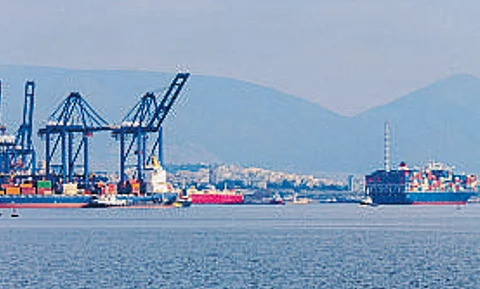 Greek shipyard workers halt operations amid crushing heatwave