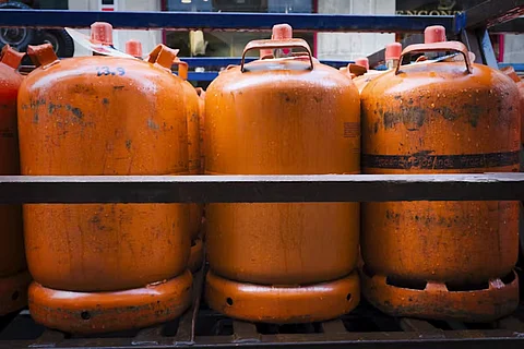 India's top gas importer Petronet seeks 120 billion rupee loan