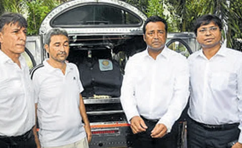 Leander Paes (second from right) with Hockey India president Dilip Tirkey (right) during his father Vece Paes’ funeral in Kolkata on Sunday.