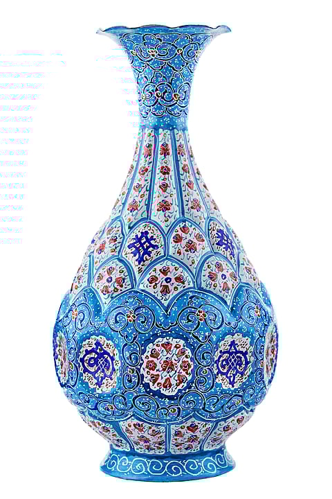 Difference between vase and urn