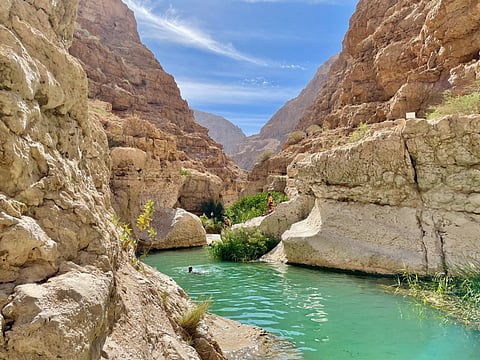 How can a desert canyon in Oman stay cool even at noon?