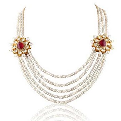 An elegant neckpiece from ‘Designer Gold Bridal Collection’ by Velvetcase.com