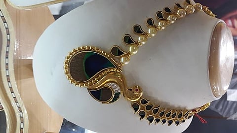 Necklace wherein peacock feathers have been incorporated in the design. Courtesy: Paras Chain