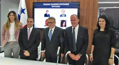 Mahesh Khemlani (second from left) PDE’s new president, during the inauguration ceremony on the Panama Diamond Exchange’s trading floor. He is joined (from left) by Ali Pastorini, PDE’s new Senior Vice President; Eli Izhakoff, Founding Chairman; Joseph Kuzi, Executive Vice President; and Judy Meana, Vice President.