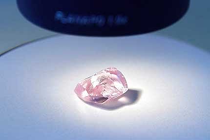 ALROSA recovered a unique pink 27.85-carat diamond