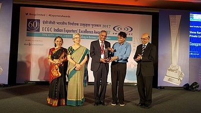 Govind Dholakia, Chairman SRK Exports receiving ECGC Indian Exports Excellence Award-2017 from Suresh Prabhhu, Minister of Commerce & Industry, GoI