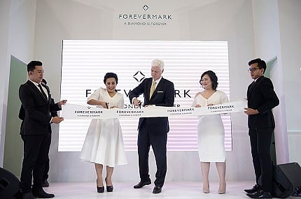 Forevermark CEO Stephen Lussier cutting the ribbon with CMK COO, Petronella Soan and Brand Manager, Devi Chayadi