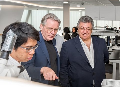 Kenneth Scarratt (centre), CEO of DANAT and President of the CIBJO Pearl Commission, giving CIBJO President Gaetano Cavalieri a tour of the Bahrain Institute for Pearls & Gemstones’ new gem and pearl testing facility in Manama