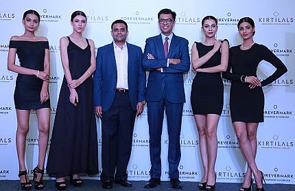In the Centre - Suraj Shantakumar, Director Business Strategy, Kirtilals (left), Sachin Jain, President, Forvermark with the models wearing Forevermark Jewellery