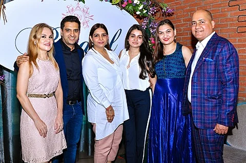 ( l to r) Marvie Ann Beck Ram Bherwani, Priti Sidwani, Tanya Ghavri, Praneta Mehta & Ishu Datwani at Bridal Boutique 2018