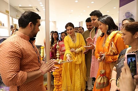 Raveena Tandon inaugrating PNG Jewellers' Store at Aundh