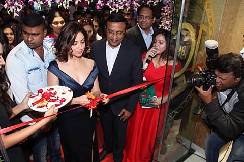 Actress Yami Gautam, Sunil Nayak at the launch of Reliance Jewels Showroom in Thane